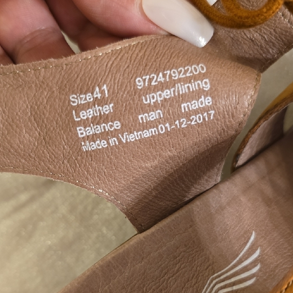 Dansko Tan Sandals Strappy Comfort Design - Picture 4 of 11